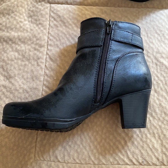 Black leather 3/4 side zip boots. Super soft and comfortable - Picture 3 of 6